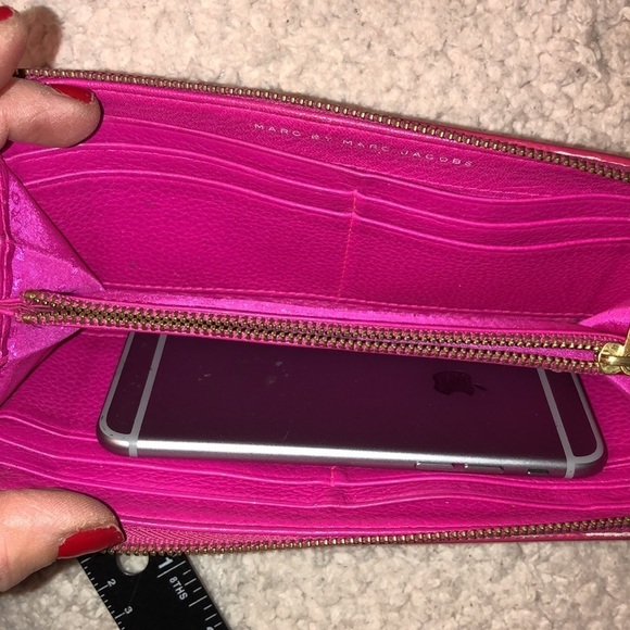 Marc Jacobs hot pink metallic zip wallet fits most iPhones - Picture 9 of 16